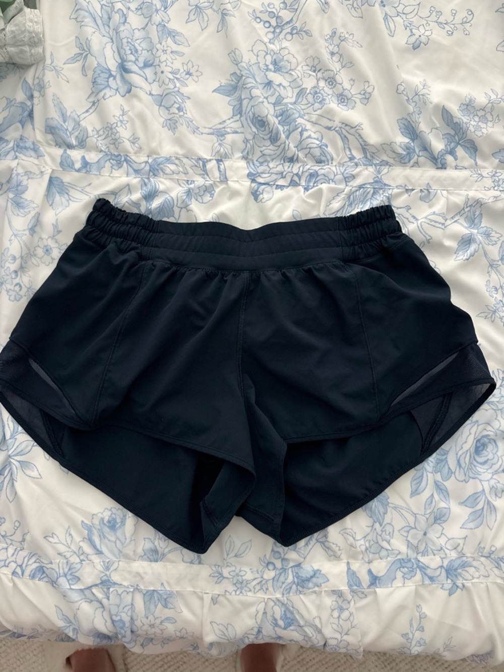 lululemon athletica hotty hot low rise short 2.5”